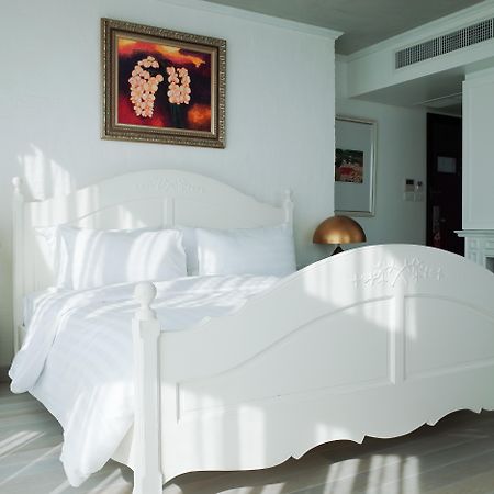 Art Mai Gallery Nimman Hotel Чиангмай Екстериор снимка A bed with a bed skirt