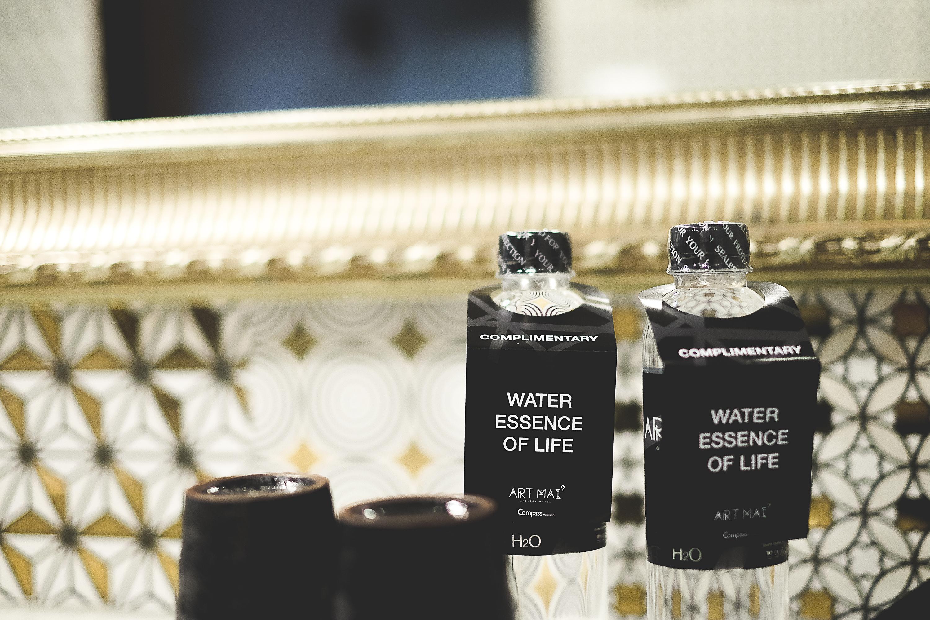 Art Mai Gallery Nimman Hotel Чиангмай Екстериор снимка Bottles of water at the Ritz-Carlton