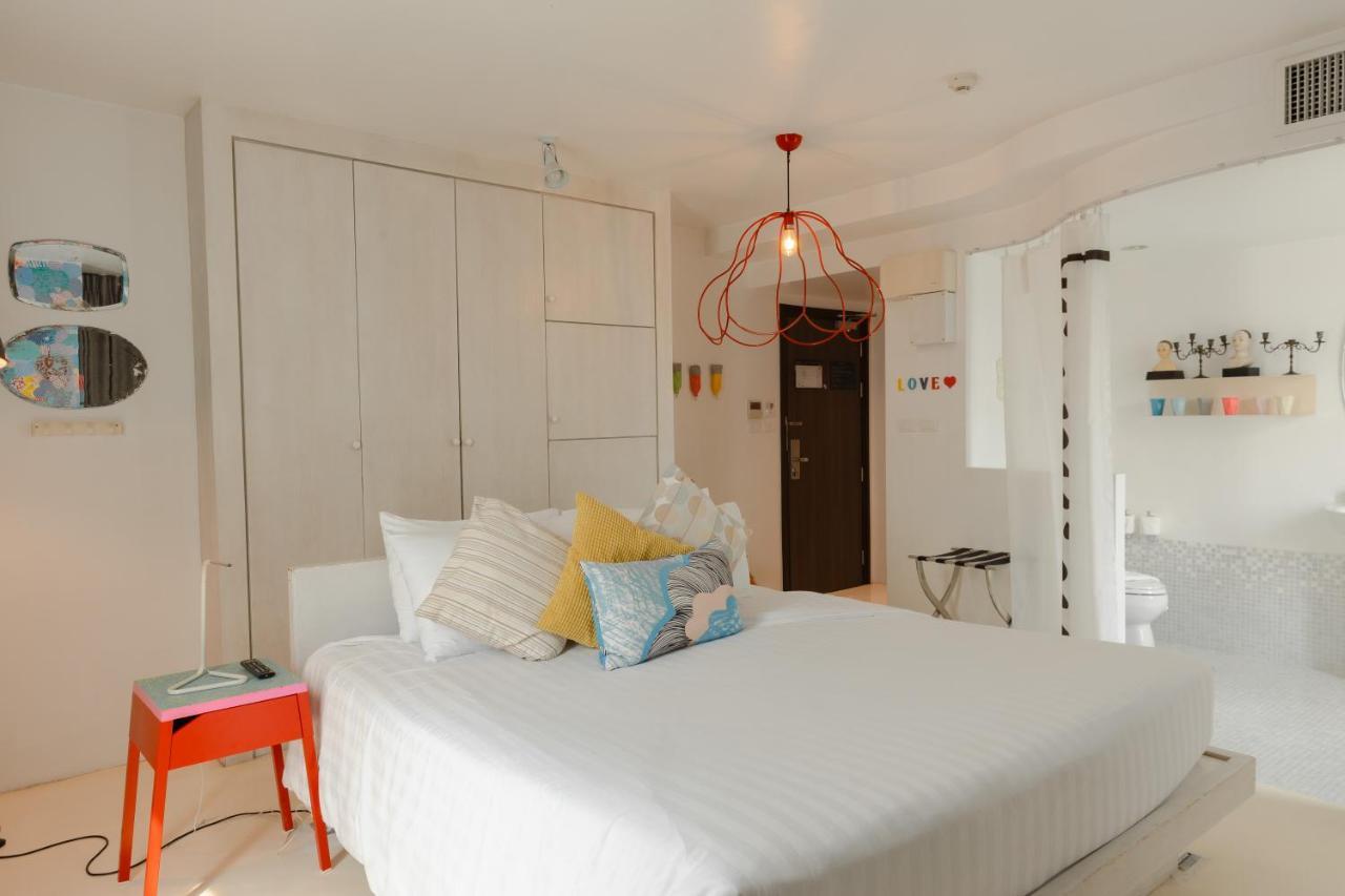 Art Mai Gallery Nimman Hotel Чиангмай Екстериор снимка A bedroom in a micro apartment