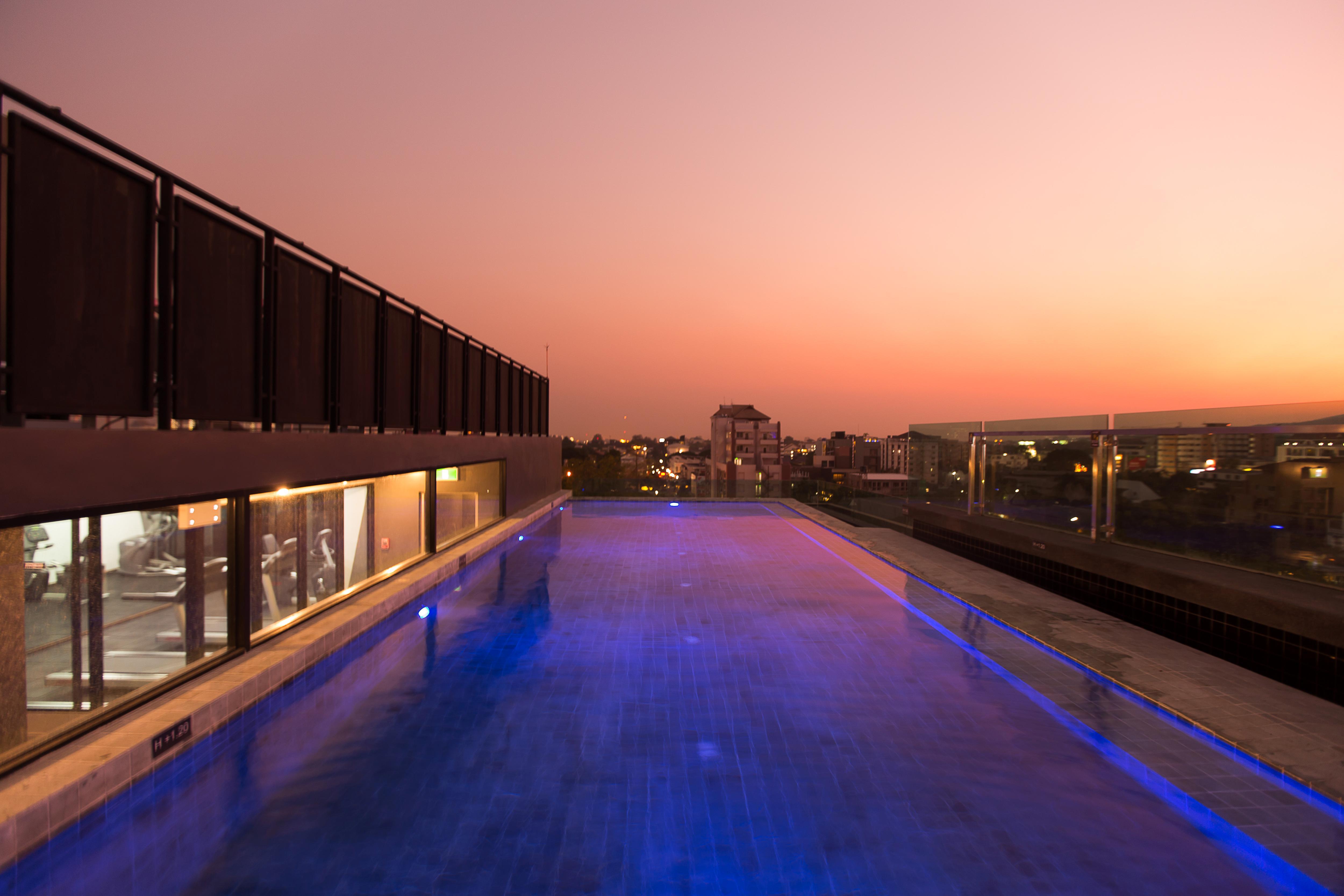 Art Mai Gallery Nimman Hotel Чиангмай Екстериор снимка Rooftop pool at the hotel