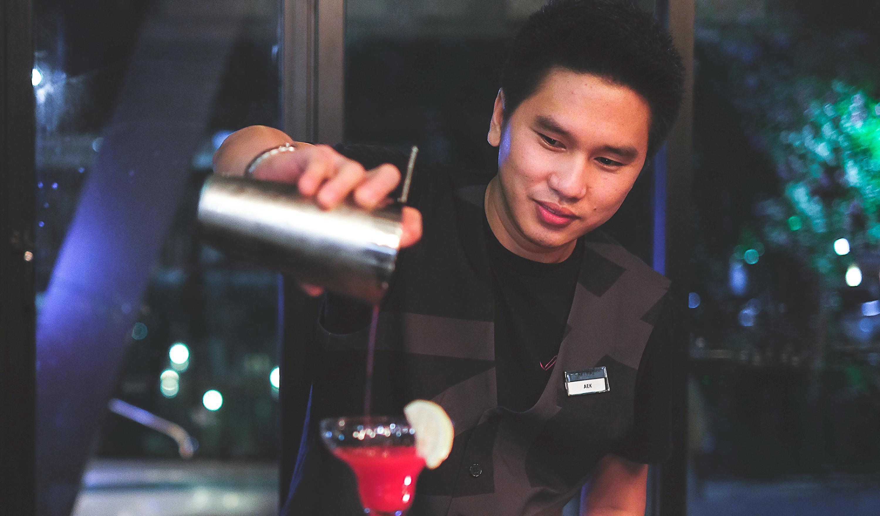 Art Mai Gallery Nimman Hotel Чиангмай Екстериор снимка A bartender at work