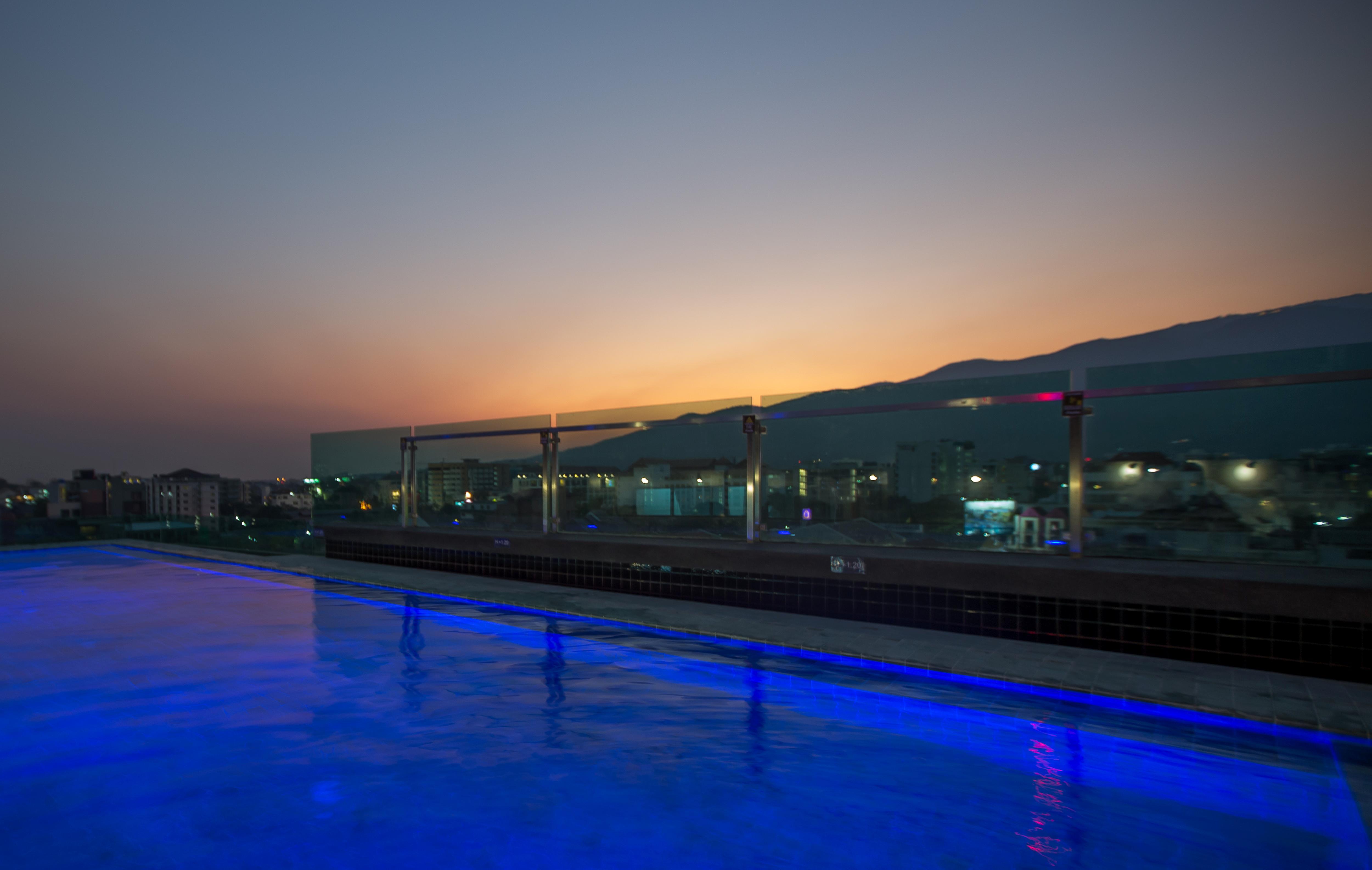Art Mai Gallery Nimman Hotel Чиангмай Екстериор снимка The rooftop pool at the hotel
