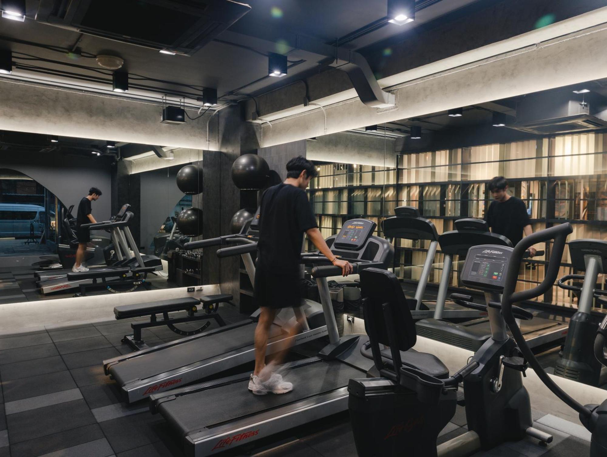 Art Mai Gallery Nimman Hotel Чиангмай Екстериор снимка A treadmill in a gym