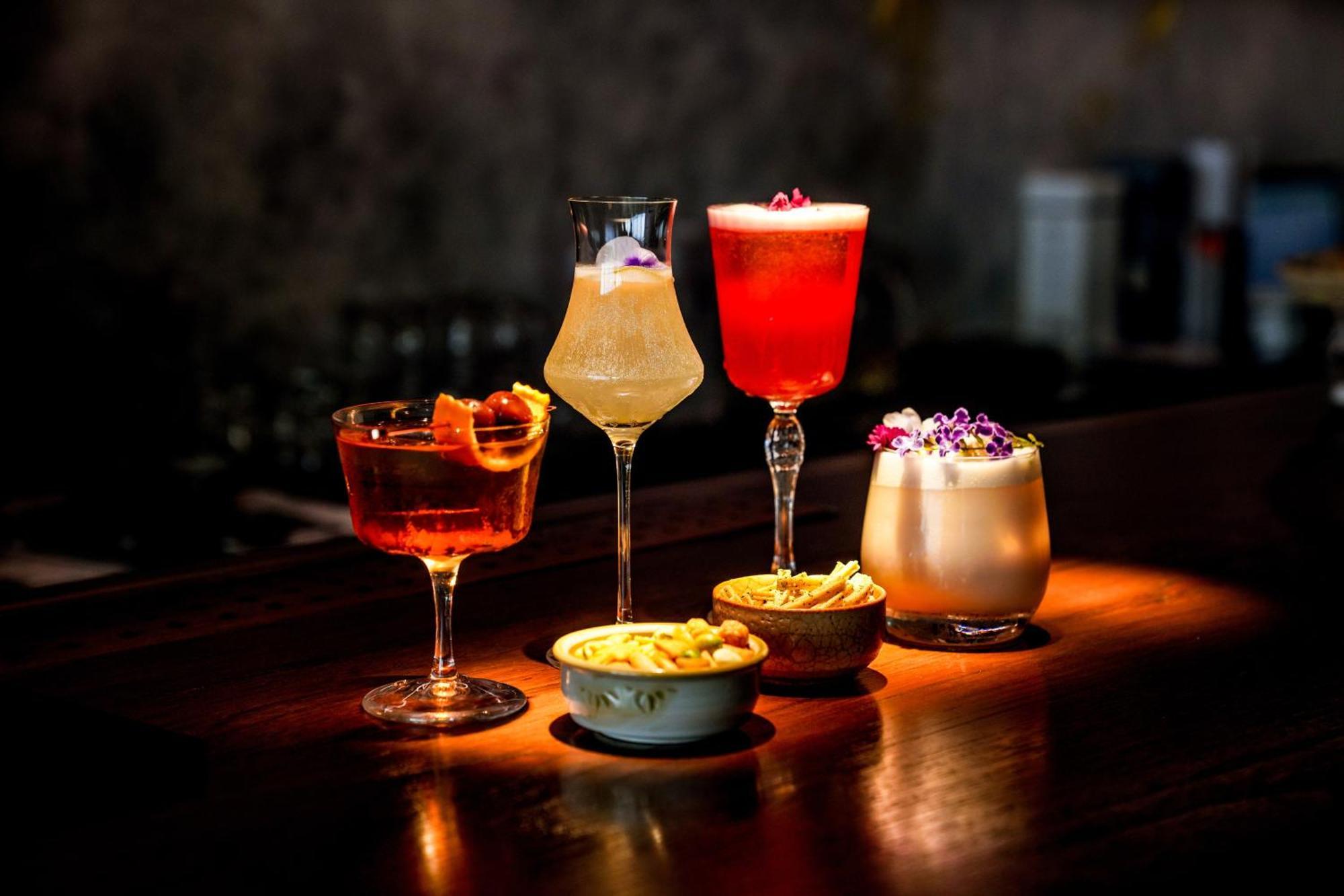 Art Mai Gallery Nimman Hotel Чиангмай Екстериор снимка Cocktails at the bar