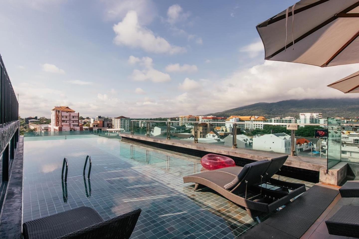 Art Mai Gallery Nimman Hotel Чиангмай Екстериор снимка Rooftop pool at the hotel