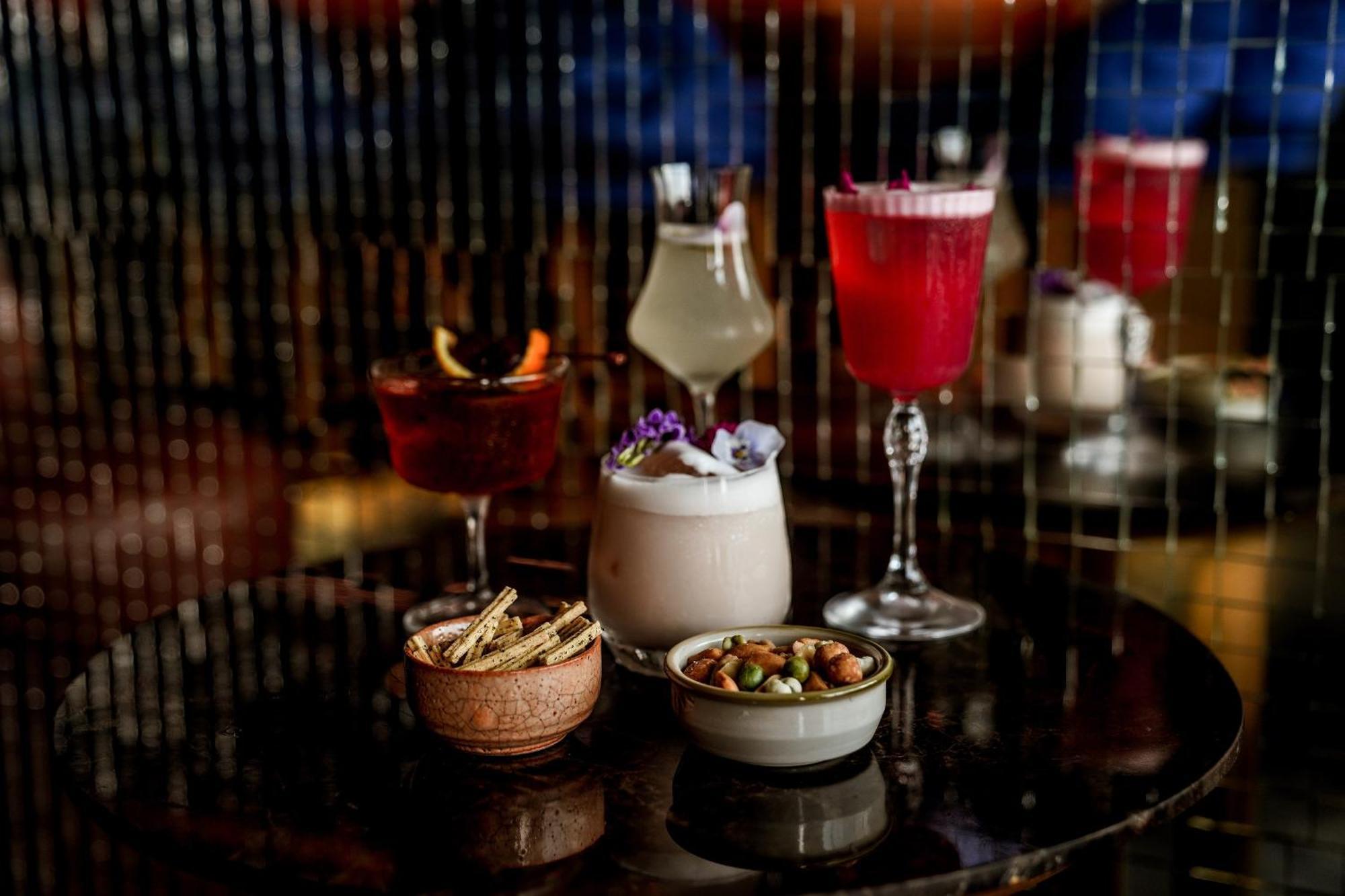 Art Mai Gallery Nimman Hotel Чиангмай Екстериор снимка A selection of cocktails at the bar